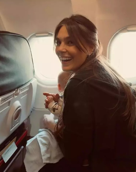 Aslı Enver ve kızı uçakta!